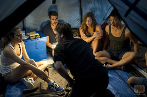 Ainhoa, Piti, Vilma y Cho reciben la visita de Max en el campamento