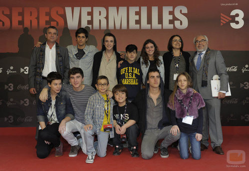 Los actores de 'Pulseras rojas' junto con Eugeni Sallent, Julio Fernández y Susana Jiménez