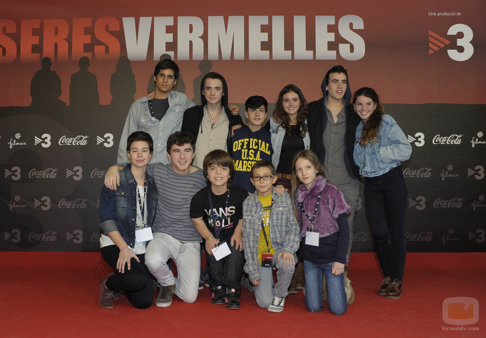 Los actores de 'Pulseras rojas' posan juntos en la rueda de prensa de la segunda temporada