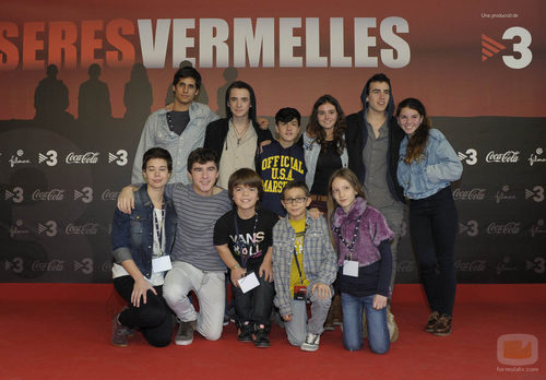 Los actores de 'Pulseras rojas' posan juntos en la rueda de prensa de la segunda temporada