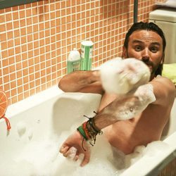 Fermín Trujillo dándose un baño en 'La que se avecina'
