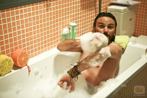 Fermín Trujillo dándose un baño en 'La que se avecina'