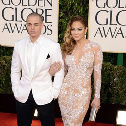 Jennifer Lopez y Casper Smart en la alfombra roja de los Globos de Oro 2013