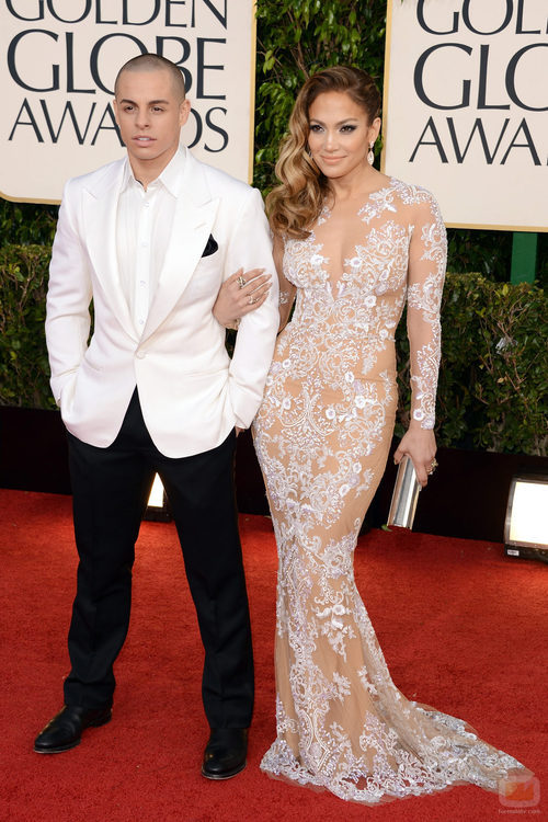 Jennifer Lopez y Casper Smart en la alfombra roja de los Globos de Oro 2013