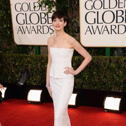 Anne Hathaway en la alfombra roja de los Globos de Oro 2013