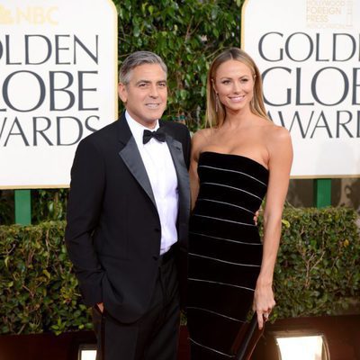 George Clooney y Stacy Keibler en la alfombra roja de los Globos de Oro 2013