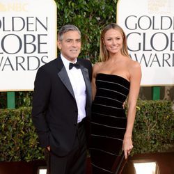 George Clooney y Stacy Keibler en la alfombra roja de los Globos de Oro 2013