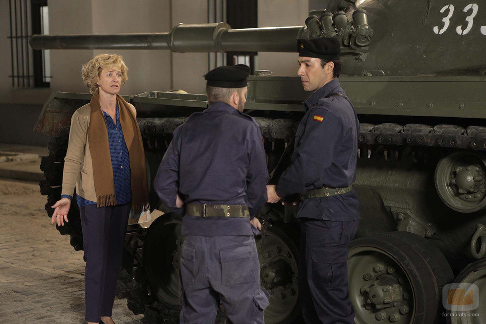 Mercedes retenida por los tanques que toman Valencia tras el golpe de estado