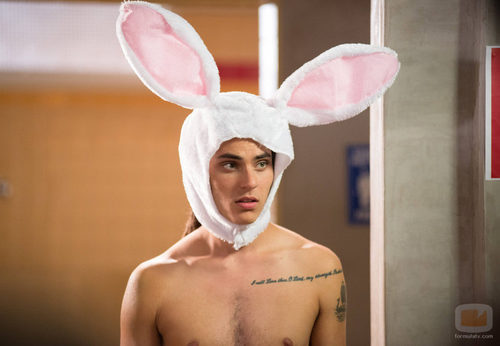 Samuel Larsen con el torso desnudo en 'Glee'