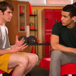 Blake Jenner y Jacob Artist en "Naked" de 'Glee'