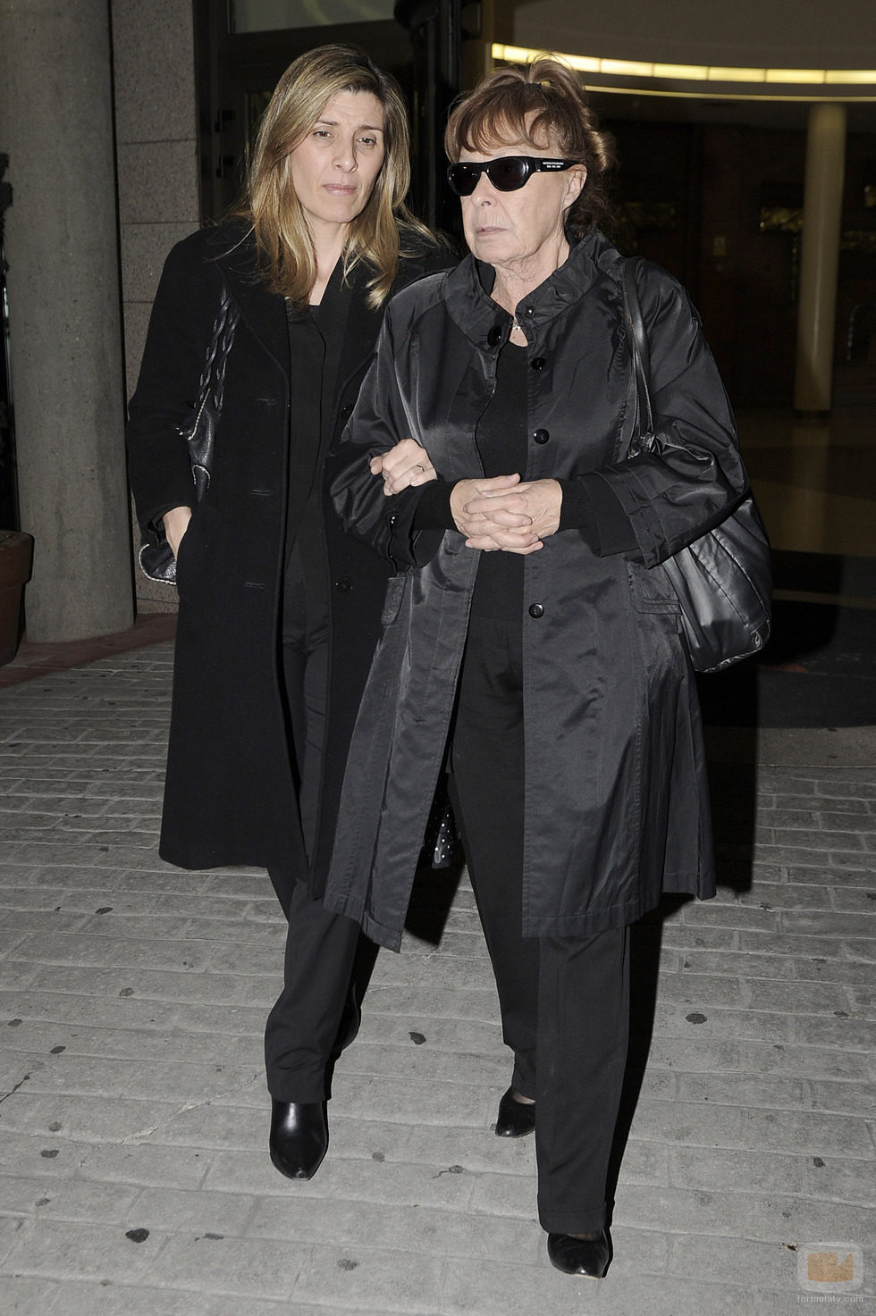 Gemma Cuervo, viuda de Fernando Guillén, despide a su marido en el tanatorio