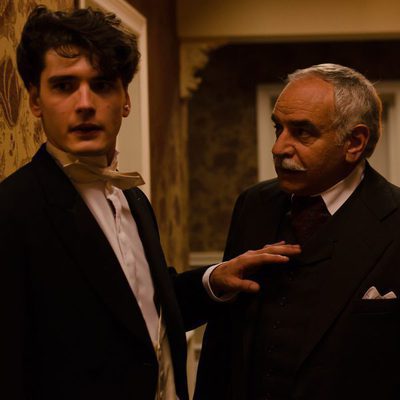 Julio, Ayala y Hernando inspeccionando los pasillos del Gran Hotel
