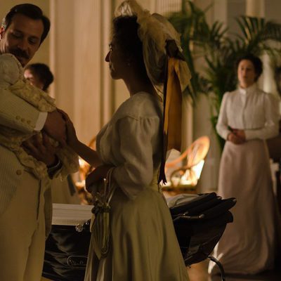 Alfredo Vergara mostrando a su hijo ante la mirada de Sofía y Teresa Alarcón