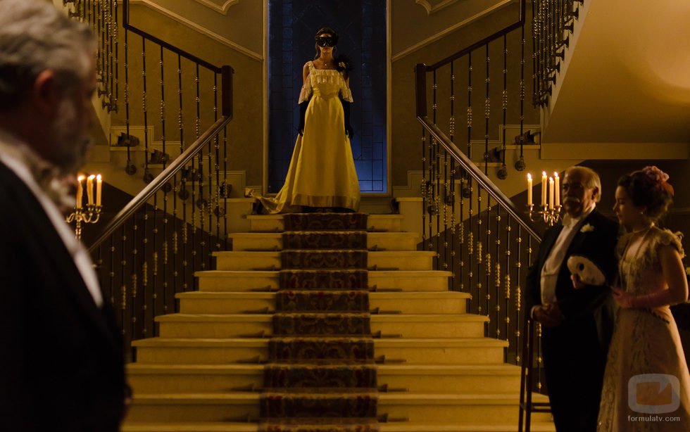 Alicia Alarcón bajando las escaleras del Gran Hotel durante el baile de máscaras