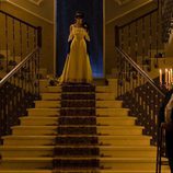 Alicia Alarcón bajando las escaleras del Gran Hotel durante el baile de máscaras