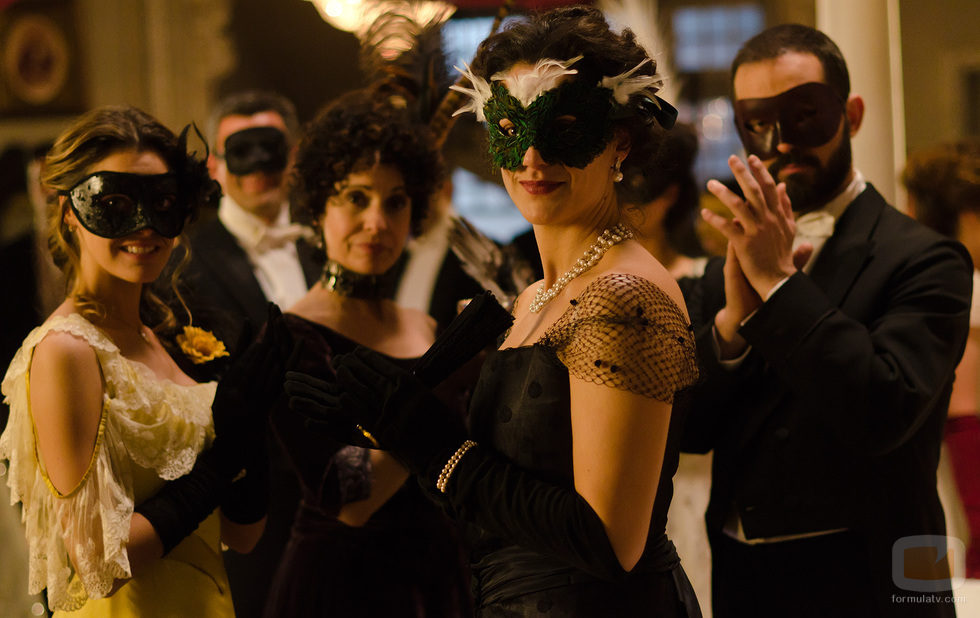 Alicia, Teresa, Sofía y Diego celebrando el baile de máscaras del Gran Hotel