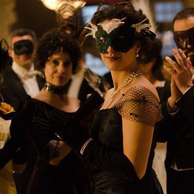 Alicia, Teresa, Sofía y Diego celebrando el baile de máscaras del Gran Hotel