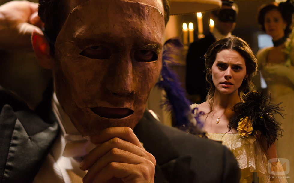 Alicia Alarcón acecha a un misterioso invitado