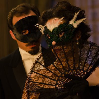 Alfredo Vergara y Sofía Alarcón durante el baile de máscaras