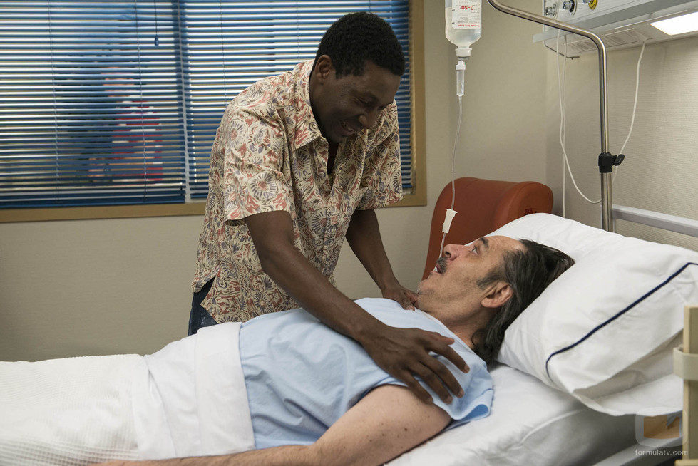 Manolo recibe la visita de un futbolista en el hospital