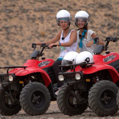 Elisabeth Reyes y Noelia López concursando en una de las pruebas de 'Expedición imposible'