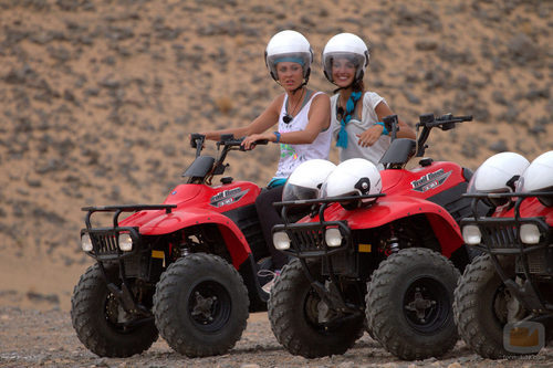 Elisabeth Reyes y Noelia López concursando en una de las pruebas de 'Expedición imposible'