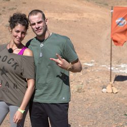 Rocío y Álex posando en una de las metas de 'Expedición imposible'