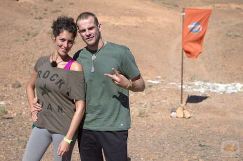 Rocío y Álex posando en una de las metas de 'Expedición imposible'