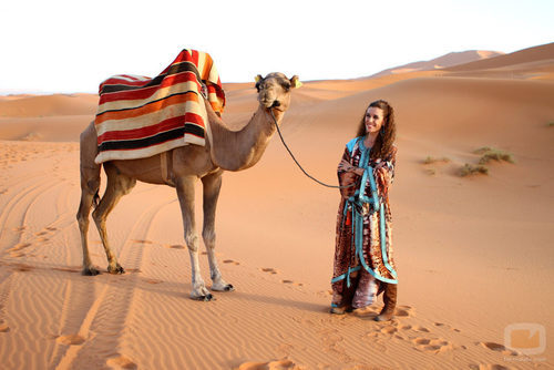 Raquel Sánchez Silva, presentadora de 'Expedición imposible', posando con un camello