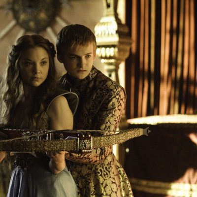 El Rey Joffrey con su nueva prometida Margaery Tyrell en 'Juego de tronos'