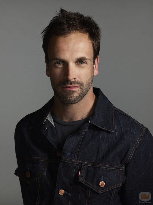 Jonny Lee Miller es Sherlock Holmes en 'Elementary'