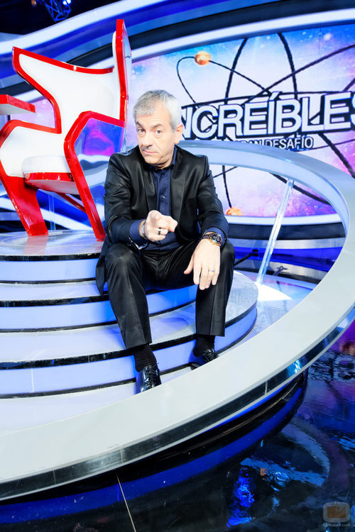 Carlos Sobera junto a la silla de 'Increíbles. El gran desafío'