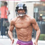Mario López corre semi desnudo por las calles de Los Ángeles