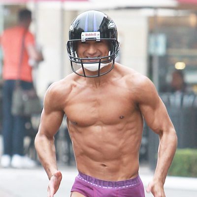 Mario López corre semi desnudo por las calles de Los Ángeles