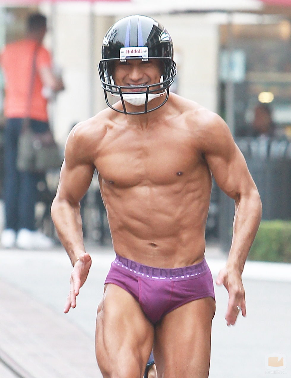 Mario López corre semi desnudo por las calles de Los Ángeles