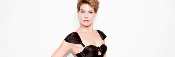 Tania Llasera posando para la revista VIM Magazine