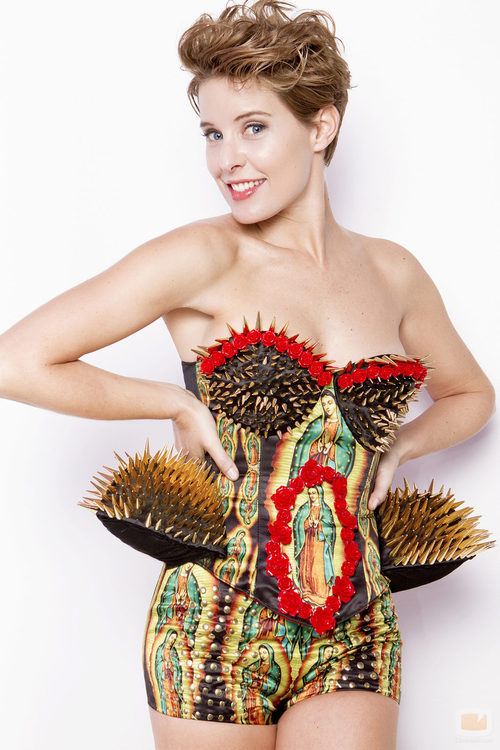 Tania Llasera posando con corset y culotte para VIM Magazine