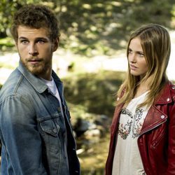 Joel y Leire conversando en el bosque en la segunda temporada de 'Luna, el misterio de Calenda'