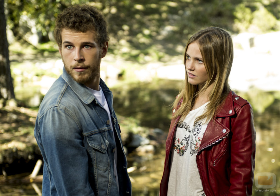 Joel y Leire conversando en el bosque en la segunda temporada de 'Luna, el misterio de Calenda'