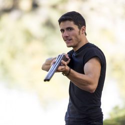 Ricky apuntando con una escopeta en la segunda temporada de 'Luna, el misterio de Calenda'