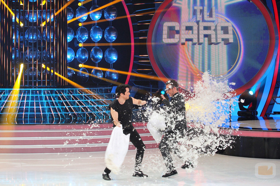 Santiago Segura y Ángel Llácer emprenden una guerra de almohadas en la final de 'Tu cara me suena'