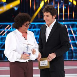 María del Monte recibe el premio La voz de oro en la gala final de 'Tu cara me suena'