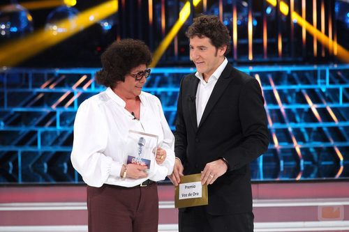 María del Monte recibe el premio La voz de oro en la gala final de 'Tu cara me suena'
