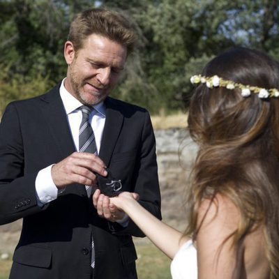 Ricardo obsequia a Ainhoa con unos anillos en el final de 'El Barco'