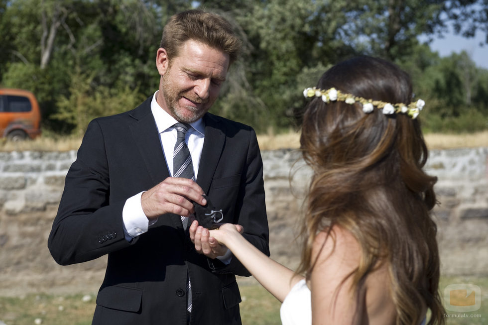 Ricardo obsequia a Ainhoa con unos anillos en el final de 'El Barco' 