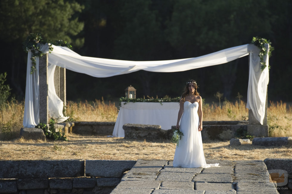 Ainhoa espera ante el altar en el último episodio de 'El Barco'