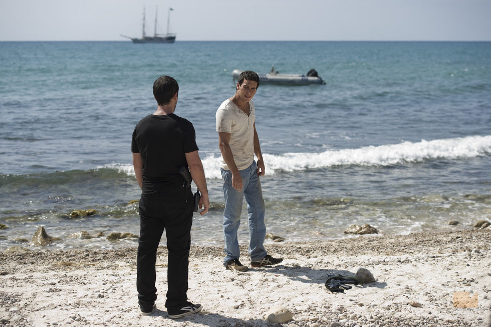 Gamboa y Ulises dialogan en el último episodio de 'El Barco' 