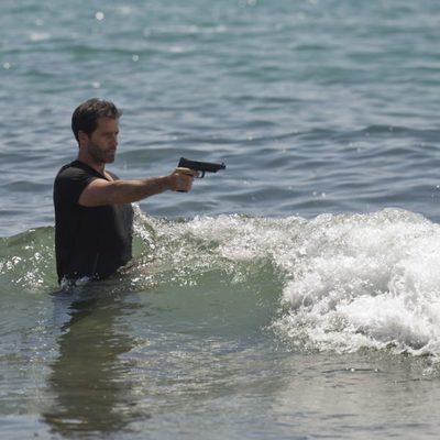 Gamboa apuntando a Ulises entre las olas en el final de 'El Barco'