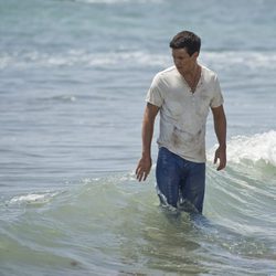 Ulises entre las olas en el último episodio de 'El Barco' 