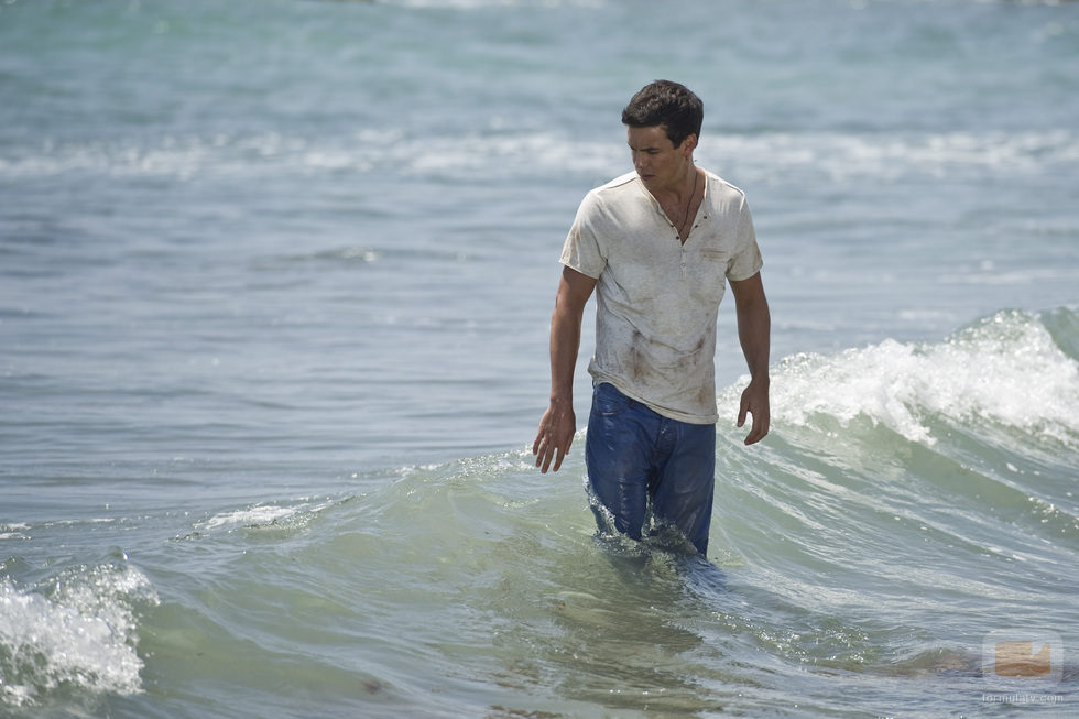Ulises entre las olas en el último episodio de 'El Barco' 